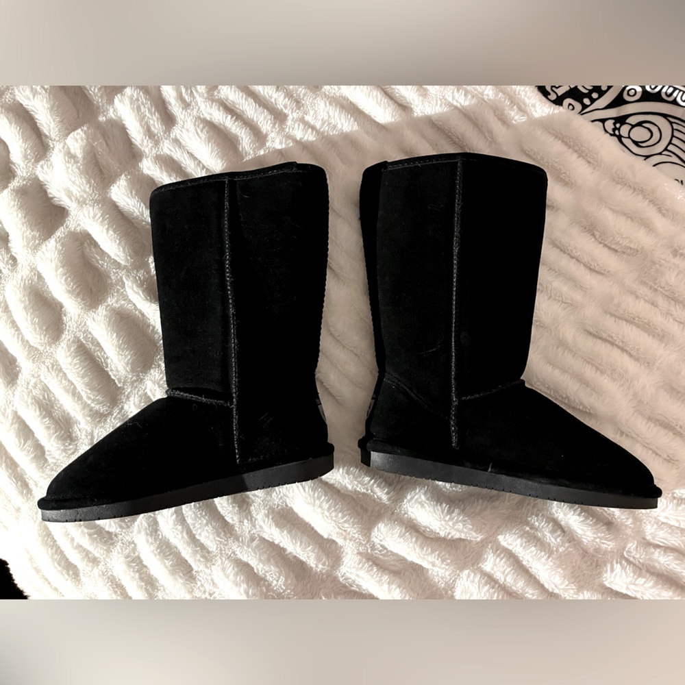 Bearpaw women’s size 7 EmmaTall Suede Boots